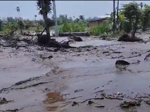 Hujan di Lereng Kelud, Sungai Desa Pranggang Kediri Meluap Genangi Jalan Hujan di Lereng Kelud, Sungai Desa Pranggang Kediri Meluap Genangi Jalan