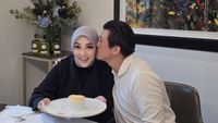 Syahrini dan Reino Barack Rayakan Ultah Pernikahan di Resto Michelin