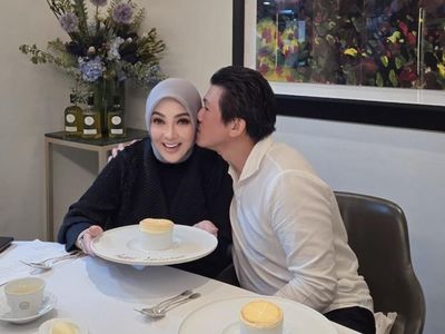 Syahrini dan Reino Barack Rayakan Ultah Pernikahan di Resto Michelin