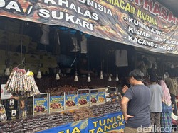 Antusiasme Warga Surabaya Berburu Kurma Sambut Ramadan 2025