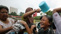 Warga Tangerang Ramai-ramai Keramas Bareng jelang Ramadan