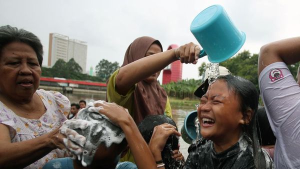 Warga Tangerang Ramai-ramai Keramas Bareng jelang Ramadan