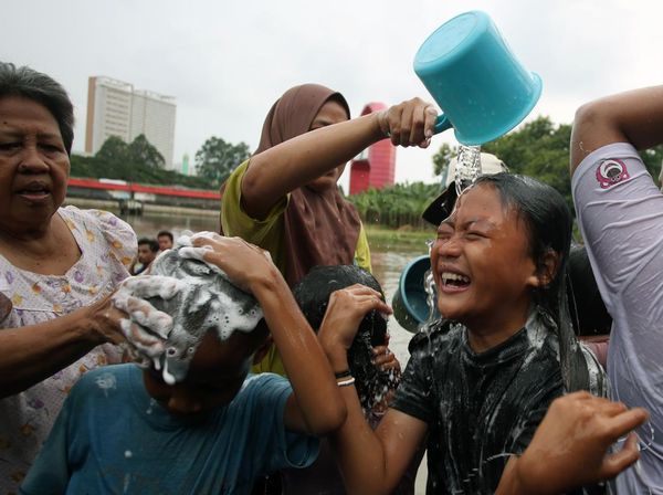 Warga Tangerang Ramai-ramai Keramas Bareng jelang Ramadan