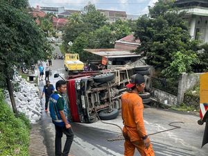 Truk Angkut Hebel Tak Kuat Menanjak Lalu Terguling di Tanjakan Tasmania Bogor