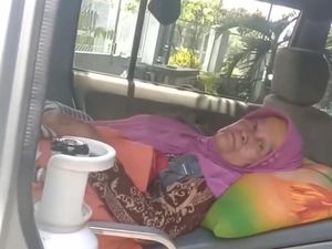 Viral Nenek Sakit Terpaksa Naik Ambulans untuk Beli Pupuk Subsidi Viral Nenek Sakit Terpaksa Naik Ambulans untuk Beli Pupuk Subsidi