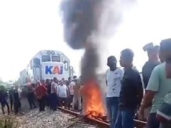 Warga di Batu Bara Blokir Rel Kereta Api Usai Wanita Tewas Ditabrak