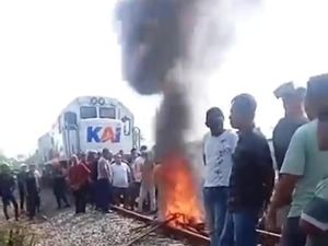 Warga di Batu Bara Blokir Rel Kereta Api Usai Wanita Tewas Ditabrak