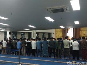 Warga Muhammadiyah Salat Tarawih Perdana di Masjid At-Tanwir Jakpus