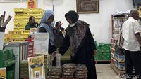 Warga Surabaya Berburu Kurma Sambut Ramadan