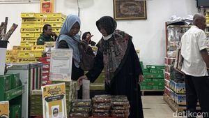 Warga Surabaya Berburu Kurma Sambut Ramadan