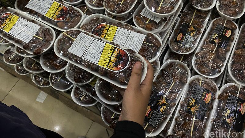 Warga Surabaya Beberu Kurma Sambut Ramadan