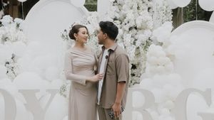 Foto Cantiknya Aaliyah Massaid di Pesta Gender Reveal dengan Dekor Serba Putih