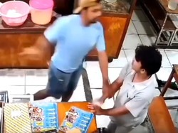 Video: Heboh Preman di Kendari Todong Pisau Minta Jatah Makan Gratis di Warung