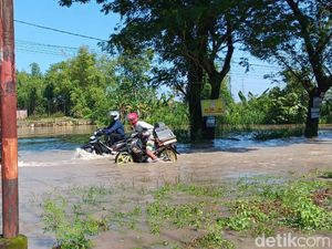 Luapan Sungai Madiun Rendam 4 Desa di Ngawi, Jalur ke Kota Terganggu Luapan Sungai Madiun Rendam 4 Desa di Ngawi, Jalur ke Kota Terganggu