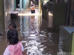 Video: Korban Banjir Kebon Pala Ngungsi di SD, Butuh Makanan Berbuka-Sahur