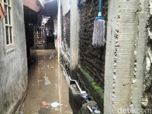 Video: Hari Kedua Ramadan, Rumah Warga di Kebon Pala Masih Terendam Video: Hari Kedua Ramadan, Rumah Warga di Kebon Pala Masih Terendam