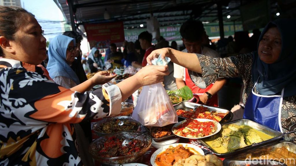 Berburu Takjil di Bendungan Hilir Berburu Takjil di Bendungan Hilir