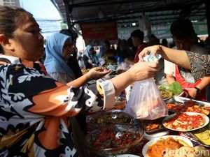 Berburu Takjil di Bendungan Hilir Berburu Takjil di Bendungan Hilir