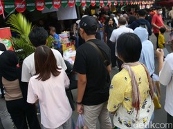 Video: Momen Warga Malaysia Ikut Berburu Takjil di Benhil