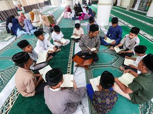 Semangat Anak-anak Menghafal dalam Dauroh Al-quran bulan Ramadan di Aceh Semangat Anak-anak Menghafal dalam Dauroh Al-quran bulan Ramadan di Aceh