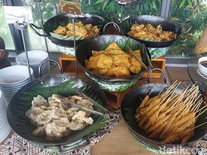 Menikmati Jajanan Khas Bandung di Rooftop saat Berbuka Puasa Menikmati Jajanan Khas Bandung di Rooftop saat Berbuka Puasa