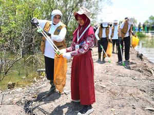 Aktif Berkegiatan Sosial, Istri Mensos Ikut Aksi Bersih Mangrove