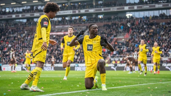 HAMBURG, GERMANY - MARCH 01: Serhou Guirassy of Borussia Dortmund celebrates with teammate Karim Adeyemi of Borussia Dortmund after scoring his teams first goal during the Bundesliga match between FC St. Pauli 1910 and Borussia Dortmund at Millerntor Stadium on March 01, 2025 in Hamburg, Germany. (Photo by Luciano Lima/Getty Images)