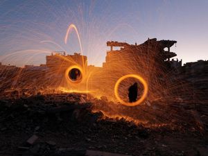 Kembang Api di Reruntuhan Bangunan Gaza Sambut Ramadan