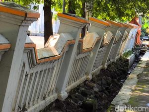 Warga Keluhkan Tembok Pagar RSUD Gunung Jati Cirebon yang Nyaris Roboh