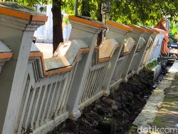 Warga Keluhkan Tembok Pagar RSUD Gunung Jati Cirebon yang Nyaris Roboh