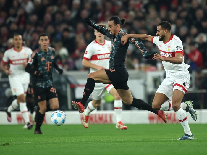 STUTTGART, GERMANY - FEBRUARY 28: Leroy Sane of Bayern Munich runs with the ball whilst under pressure from Josha Vagnoman of VfB Stuttgart during the Bundesliga match between VfB Stuttgart and FC Bayern München at MHPArena on February 28, 2025 in Stuttgart, Germany. (Photo by Alex Grimm/Getty Images)