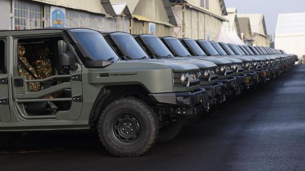Menhan Serahkan 700 Maung untuk TNI-Polri
