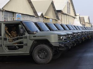 Menhan Serahkan 700 Maung untuk TNI-Polri Menhan Serahkan 700 Maung untuk TNI-Polri