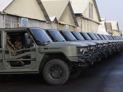 Menhan Serahkan 700 Maung untuk TNI-Polri