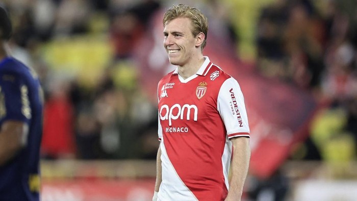 Monacos Danish forward #14 Mika Biereth celebrates after scoring his teams third goal during the French L1 football match between AS Monaco and Stade de Reims at the Louis II Stadium (Stade Louis II) in the Principality of Monaco on February 28, 2025. (Photo by Valery HACHE / AFP)