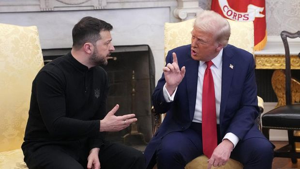  U.S. President Donald Trump and Ukrainian President Volodymyr Zelensky meet in the Oval Office at the White House on February 28, 2025 in Washington, DC. Trump and Zelensky are meeting today to negotiate a preliminary agreement on sharing Ukraines mineral resources that Trump says will allow America to recoup aid provided to Kyiv while supporting Ukraines economy.   Andrew Harnik/Getty Images/AFP (Photo by Andrew Harnik / GETTY IMAGES NORTH AMERICA / Getty Images via AFP)