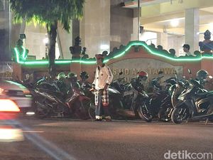Wujud Toleransi Agama di Bali: Pecalang Menjaga Salat Tarawih di Denpasar Wujud Toleransi Agama di Bali: Pecalang Menjaga Salat Tarawih di Denpasar