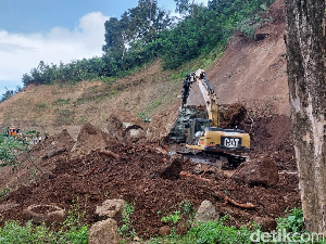 Pembersihan Longsor di Jalur Lumajang-Malang, Arus Lalin Buka Tutup Pembersihan Longsor di Jalur Lumajang-Malang, Arus Lalin Buka Tutup