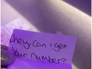 Dapat Surat dari Pengagum Rahasia di Pesawat, Romantis atau... ? Dapat Surat dari Pengagum Rahasia di Pesawat, Romantis atau... ?