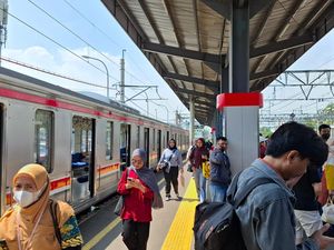 Pengguna Harap Tak Ada yang Buang Sampah Sembarangan saat Buka Puasa di KRL