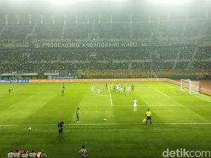 Oknum Bonek yang Nyalakan Flare Dilarang Masuk ke Stadion Seumur Hidup Oknum Bonek yang Nyalakan Flare Dilarang Masuk ke Stadion Seumur Hidup