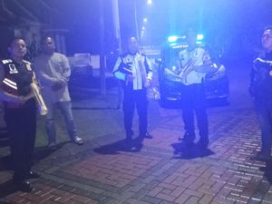 Polisi Sidoarjo Ciptakan Keamanan Selama Ramadan dengan Patroli Sahur Polisi Sidoarjo Ciptakan Keamanan Selama Ramadan dengan Patroli Sahur