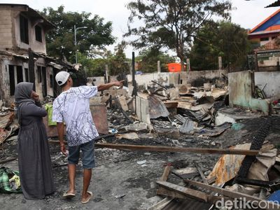 Puing-puing Bangunan Korban Kebakaran di Duren Sawit