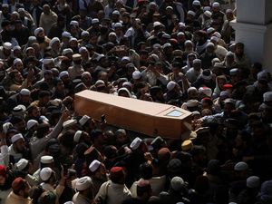 Ribuan Orang Anter Pemakaman Korban Bom Bunuh Diri di Pakistan