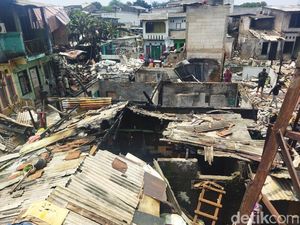 Kesaksian Warga Lihat Api Kebakaran Duren Sawit Muncul dari Atap Asbes