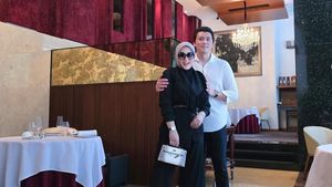 7 Foto Syahrini Rayakan Anniversary Pernikahahan, Pamer Cincin Harga Miliaran