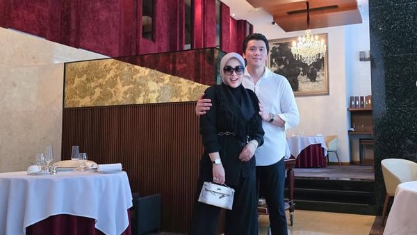 7 Foto Syahrini Rayakan Anniversary Pernikahahan, Pamer Cincin Harga Miliaran