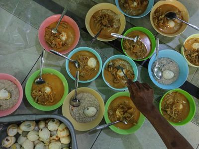 Tradisi Berbagi Bubur India yang Melegenda di Masjid Jami Pekojan Semarang