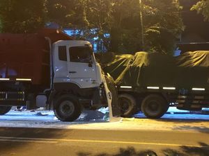 Sopir Ngantuk, Truk Tronton Tabrak Trailer Parkir di Tuban Sopir Ngantuk, Truk Tronton Tabrak Trailer Parkir di Tuban