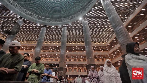 Umat Islam laksanakan shalat tarawih pertama 1446 Hijriah di Masjid Istiqlal Umat Muslim warga ibu kota dan sekitarnya memadati Masjid Istiqlal, Jakarta Pusat, pada hari pertama pelaksanaan salat tarawih 1446 Hijriah. (CNN Indonesia/Adhi Wicaksono)